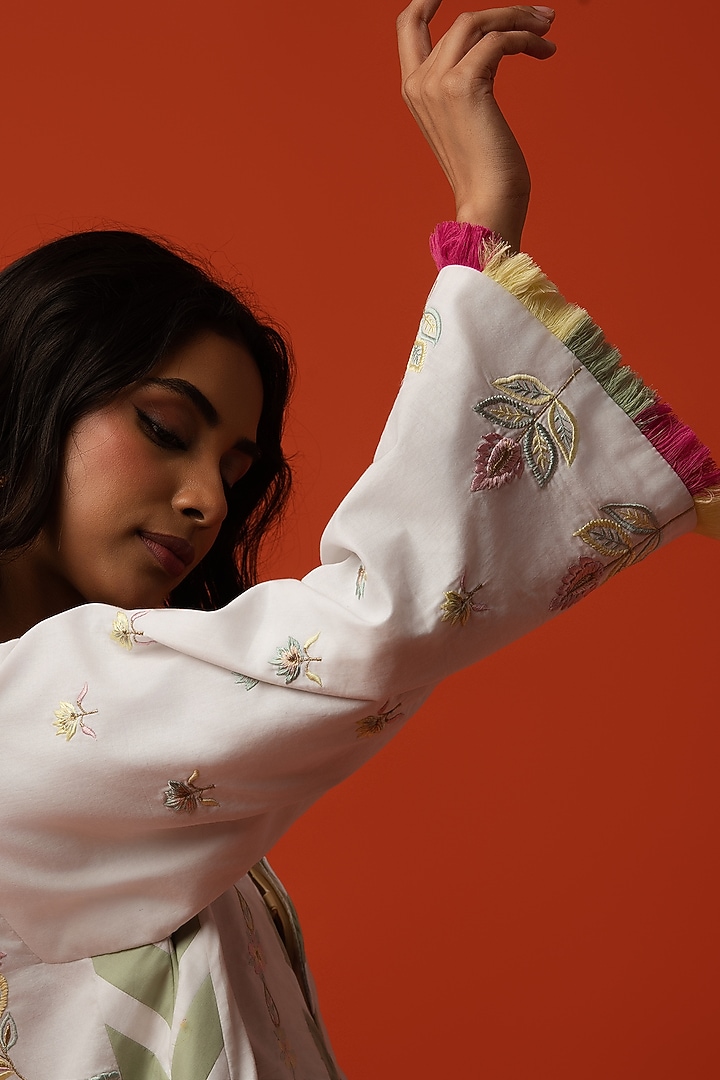 White Cotton Floral Thread Embroidered Kurta Set by BO TREE at Pernia's Pop Up Shop
