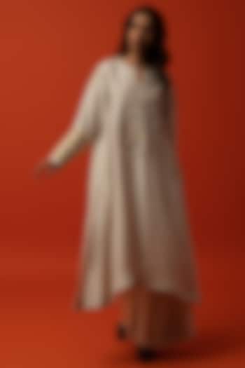 Off-White Silk Floral Thread Embroidered Kurta Set by BO TREE at Pernia's Pop Up Shop