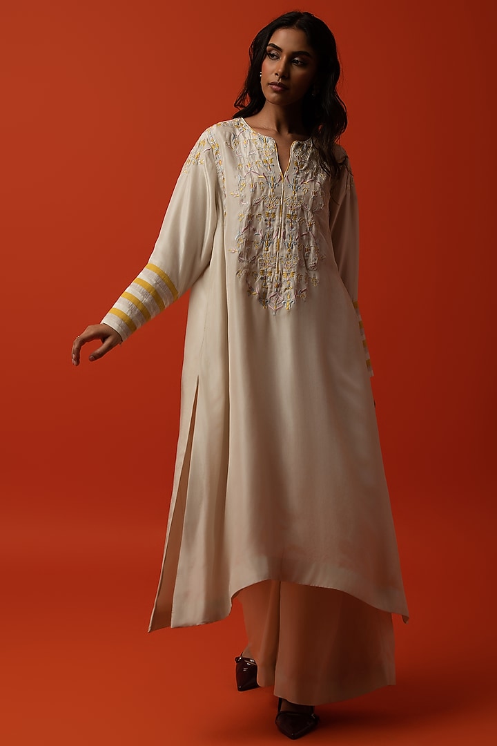 Off-White Silk Floral Thread Embroidered Kurta Set by BO TREE at Pernia's Pop Up Shop