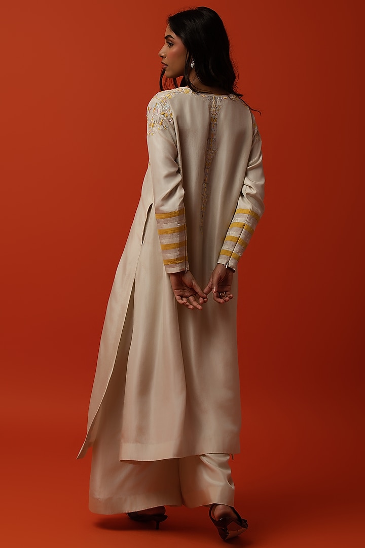 Off-White Silk Floral Thread Embroidered Kurta Set by BO TREE at Pernia's Pop Up Shop