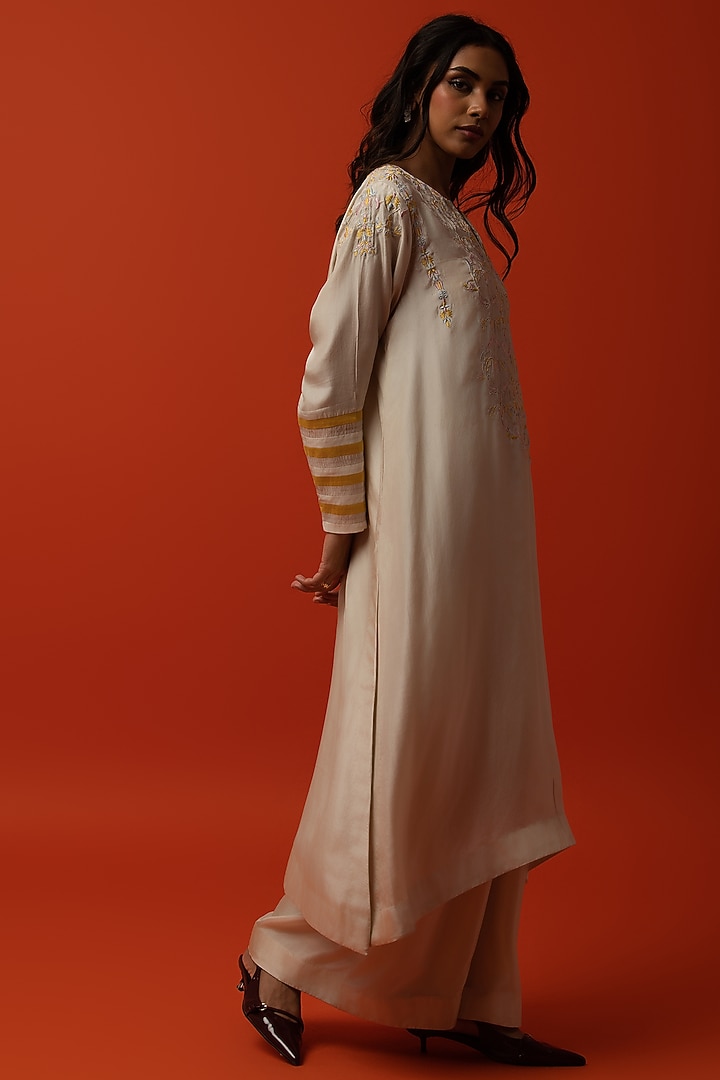 Off-White Silk Floral Thread Embroidered Kurta Set by BO TREE at Pernia's Pop Up Shop