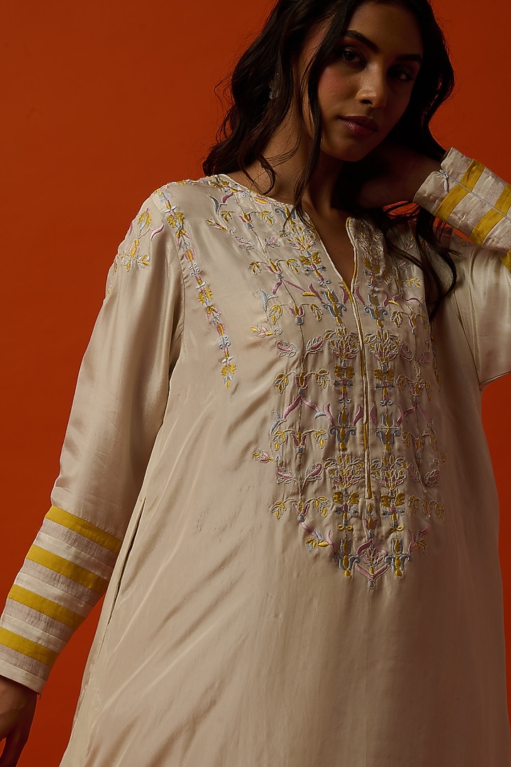 Off-White Silk Floral Thread Embroidered Kurta Set by BO TREE at Pernia's Pop Up Shop