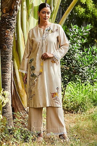 Beige Chanderi Printed & Applique Work Kurta Set by BO TREE