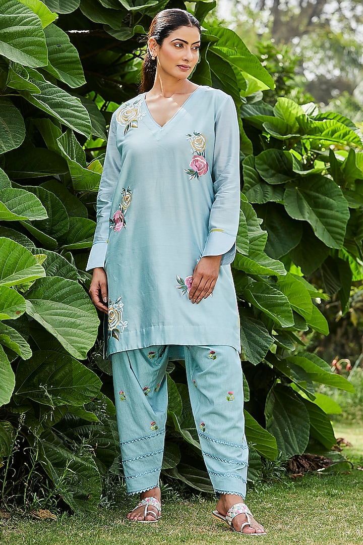 Blue Chanderi Floral Embroidered Kurta Set by BO TREE at Pernia's Pop Up Shop