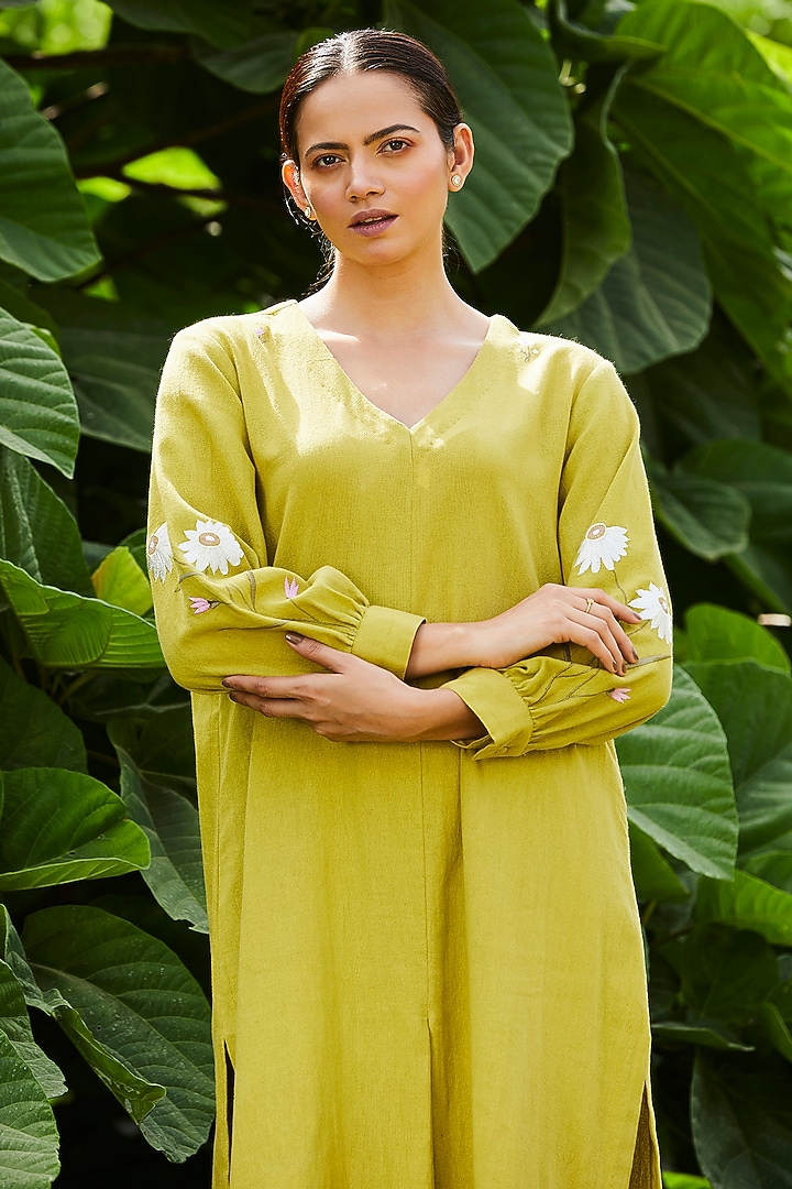 Green Khadi Floral Embroidered Kurta Set by BO TREE at Pernia's Pop Up Shop