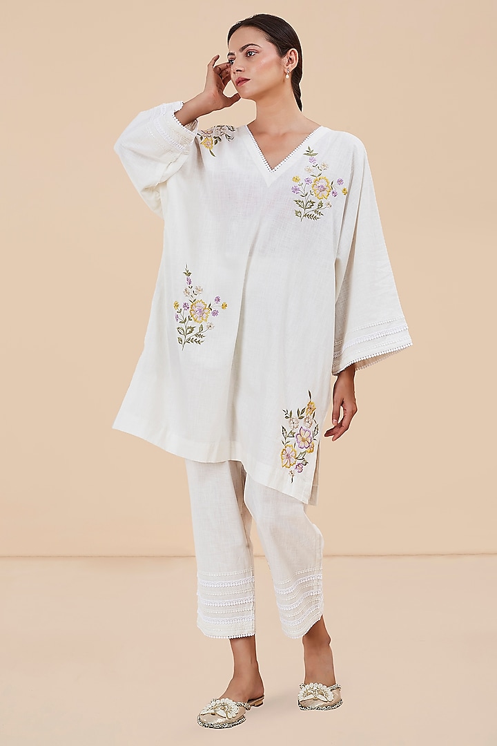 White Cotton Silk Thread Embroidered Kaftan Set by BO TREE at Pernia's Pop Up Shop