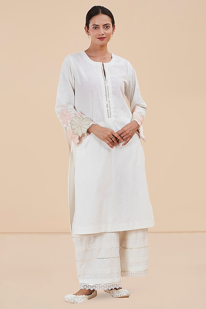 White Cotton Floral Applique Embroidered Kurta Set by BO TREE at Pernia's Pop Up Shop