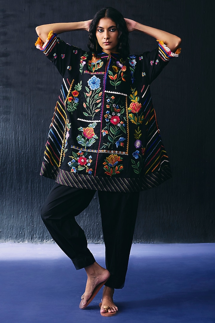 Black Cotton Floral Thread Embroidered Kurta Set by BO TREE at Pernia's Pop Up Shop
