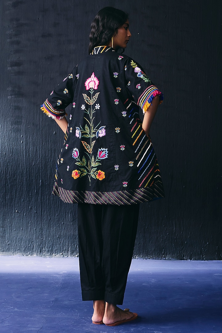 Black Cotton Floral Thread Embroidered Kurta Set by BO TREE at Pernia's Pop Up Shop