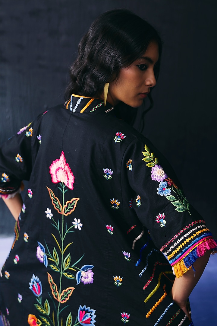 Black Cotton Floral Thread Embroidered Kurta Set by BO TREE at Pernia's Pop Up Shop