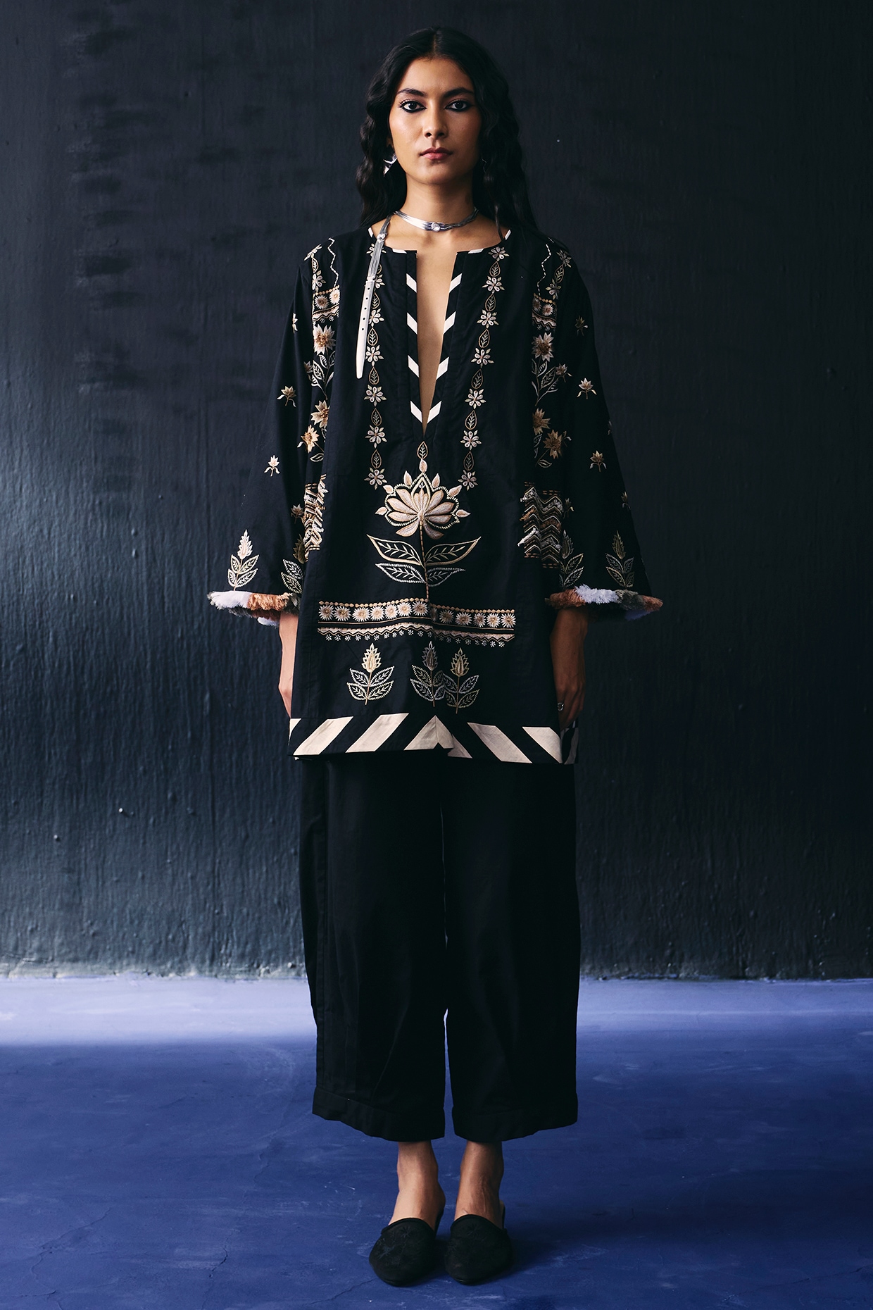 BO TREE Black Cotton Floral Thread Embroidered Kurta Set
