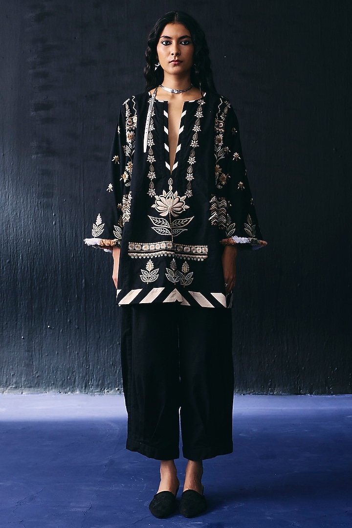 Black Cotton Floral Thread Embroidered Kurta Set by BO TREE at Pernia's Pop Up Shop
