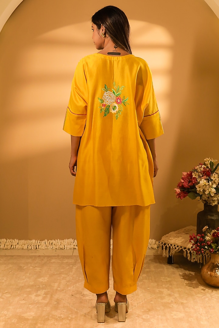 Yellow Chanderi Thread Embroidered Kaftan Set by BO TREE at Pernia's Pop Up Shop