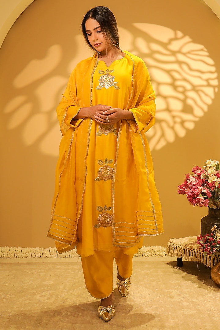 Yellow Chanderi Zari Thread Embroidered Kurta Set by BO TREE at Pernia's Pop Up Shop