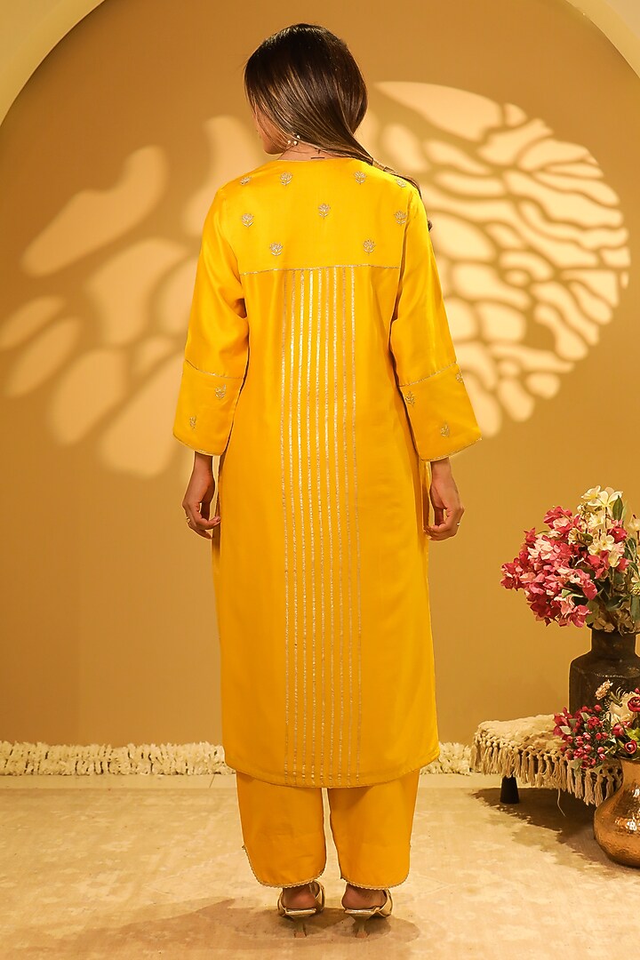 Yellow Chanderi Zari Thread Embroidered Kurta Set by BO TREE at Pernia's Pop Up Shop