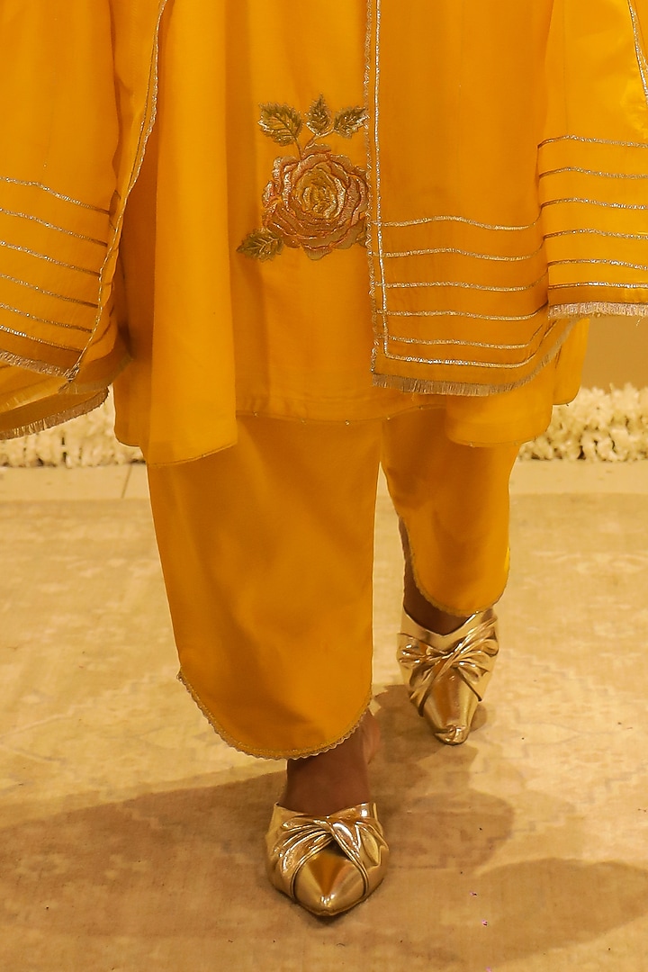 Yellow Chanderi Zari Thread Embroidered Kurta Set by BO TREE at Pernia's Pop Up Shop