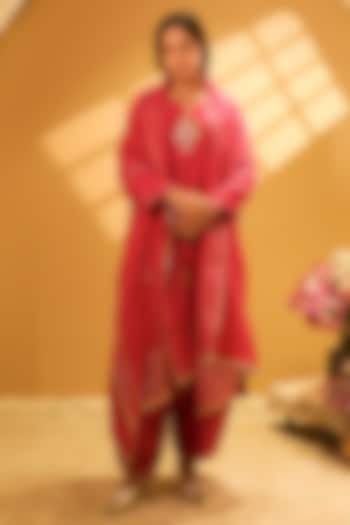 Magenta Chanderi Zari Thread Embroidered Kurta Set by BO TREE at Pernia's Pop Up Shop