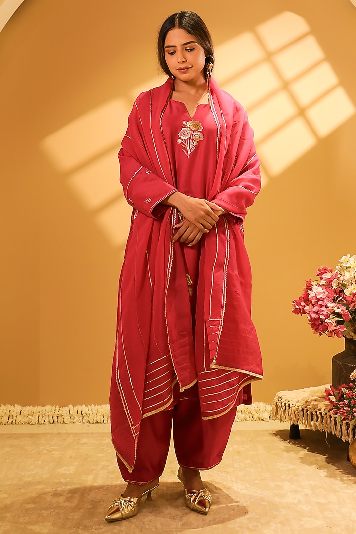 Magenta Chanderi Zari Thread Embroidered Kurta Set by BO TREE at Pernia's Pop Up Shop