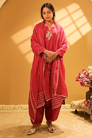 Magenta Chanderi Zari Thread Embroidered Kurta Set by BO TREE