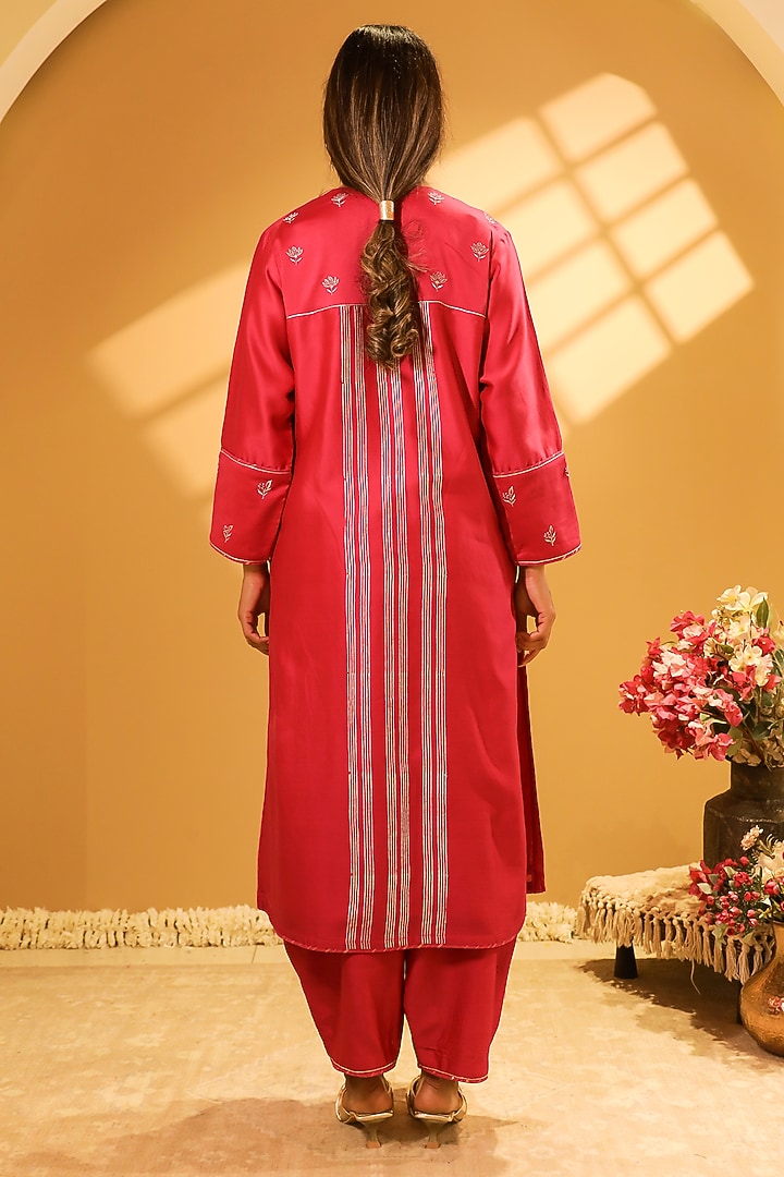 Magenta Chanderi Zari Thread Embroidered Kurta Set by BO TREE at Pernia's Pop Up Shop