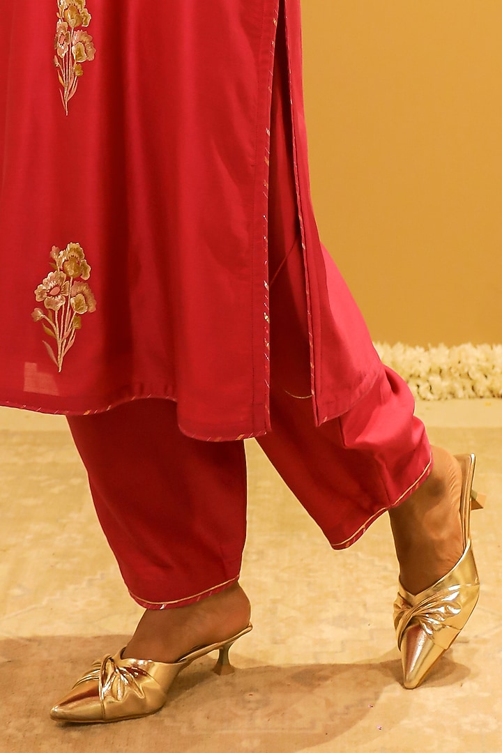 Magenta Chanderi Zari Thread Embroidered Kurta Set by BO TREE at Pernia's Pop Up Shop