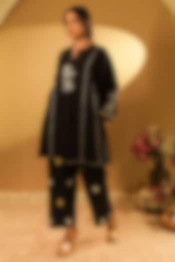 Black Chanderi Thread Embroidered Kurta Set by BO TREE at Pernia's Pop Up Shop