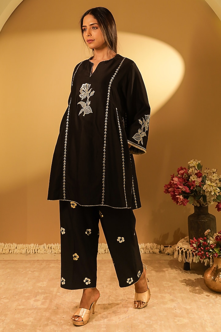 Black Chanderi Thread Embroidered Kurta Set by BO TREE at Pernia's Pop Up Shop