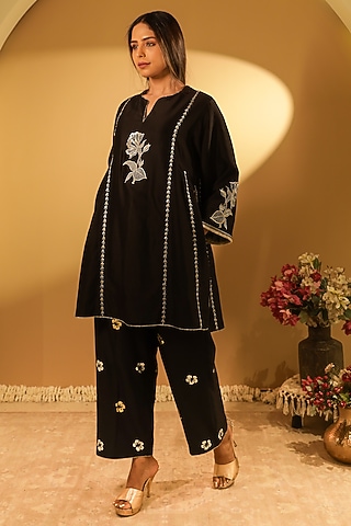 Black Chanderi Thread Embroidered Kurta Set by BO TREE