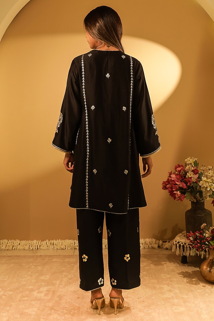 Black Chanderi Thread Embroidered Kurta Set by BO TREE at Pernia's Pop Up Shop