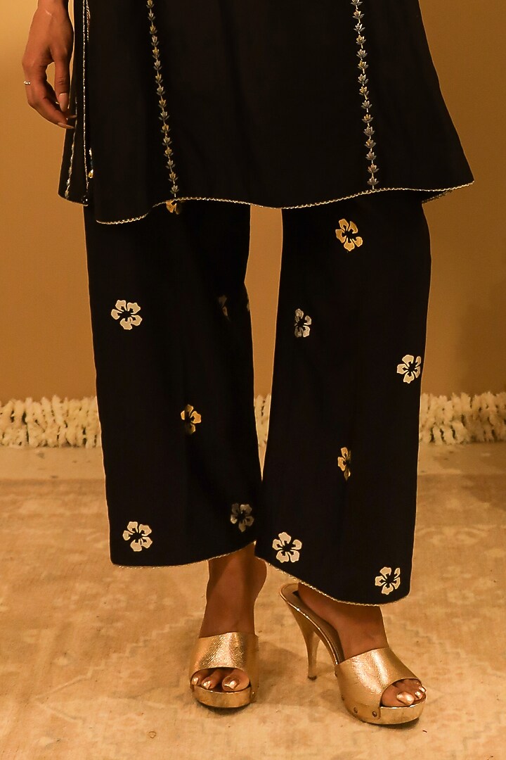 Black Chanderi Thread Embroidered Kurta Set by BO TREE at Pernia's Pop Up Shop