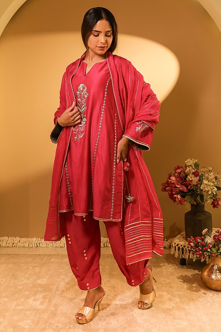 Magenta Chanderi Thread Embroidered Kurta Set by BO TREE at Pernia's Pop Up Shop
