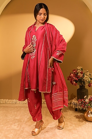 Magenta Chanderi Thread Embroidered Kurta Set by BO TREE