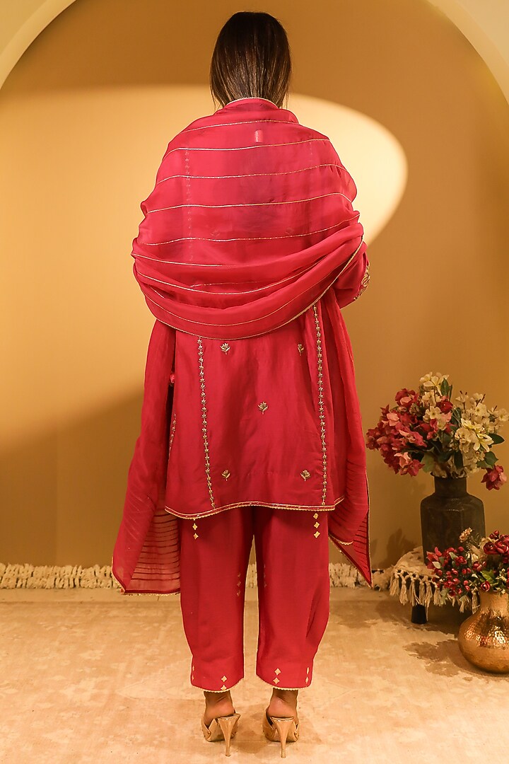 Magenta Chanderi Thread Embroidered Kurta Set by BO TREE at Pernia's Pop Up Shop