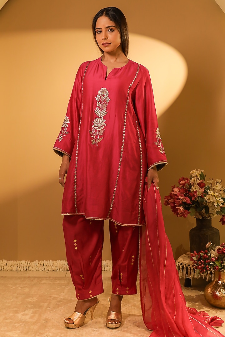Magenta Chanderi Thread Embroidered Kurta Set by BO TREE at Pernia's Pop Up Shop