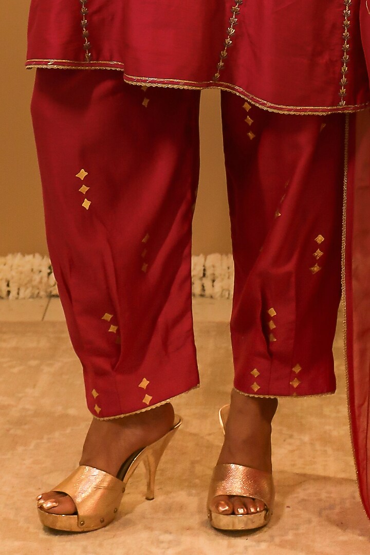 Magenta Chanderi Thread Embroidered Kurta Set by BO TREE at Pernia's Pop Up Shop
