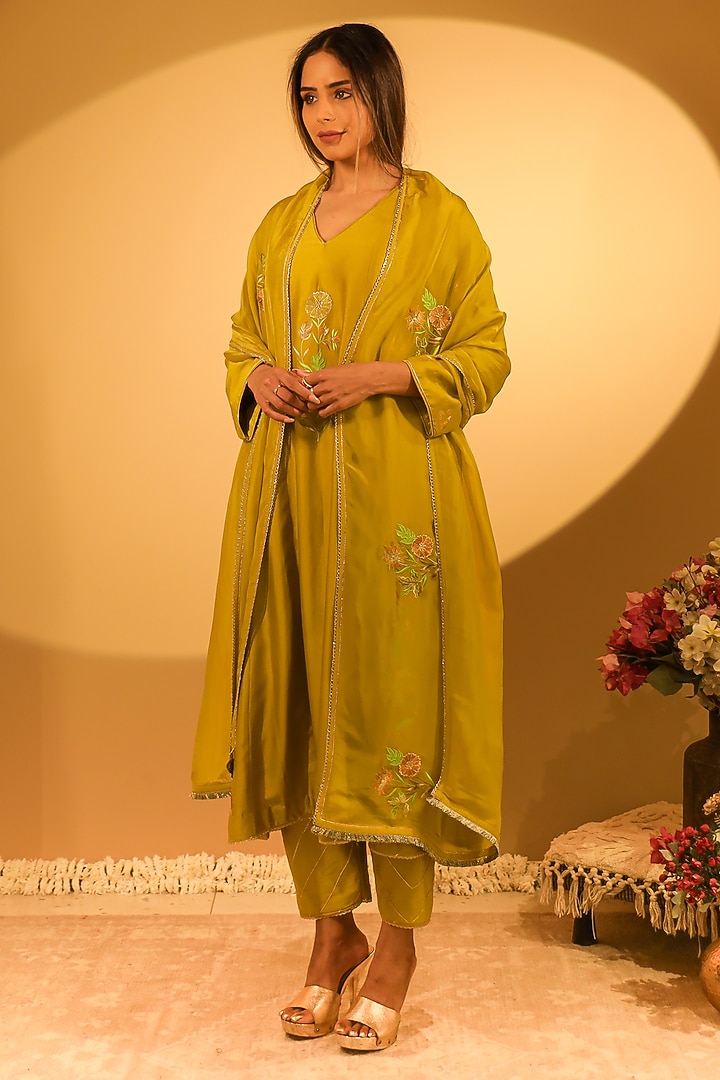 Light Green Chanderi Thread Embroidered Kurta Set by BO TREE at Pernia's Pop Up Shop