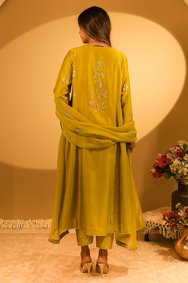 Light Green Chanderi Thread Embroidered Kurta Set by BO TREE at Pernia's Pop Up Shop