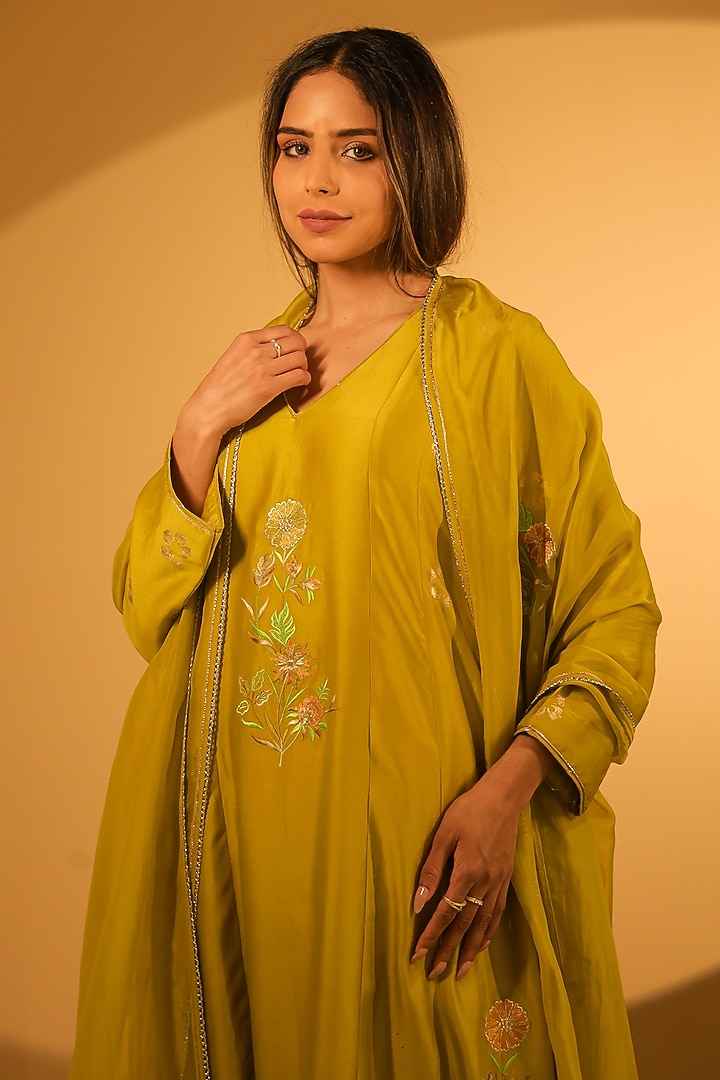 Light Green Chanderi Thread Embroidered Kurta Set by BO TREE at Pernia's Pop Up Shop