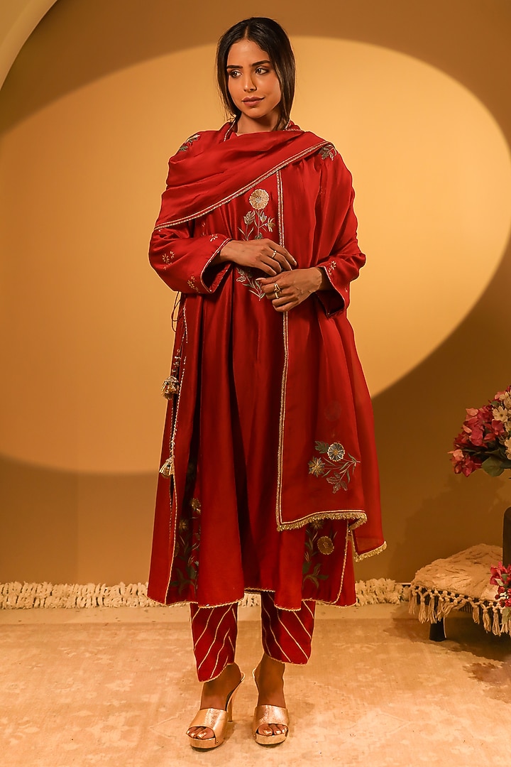 Red Chanderi Thread Embroidered Kurta Set by BO TREE at Pernia's Pop Up Shop
