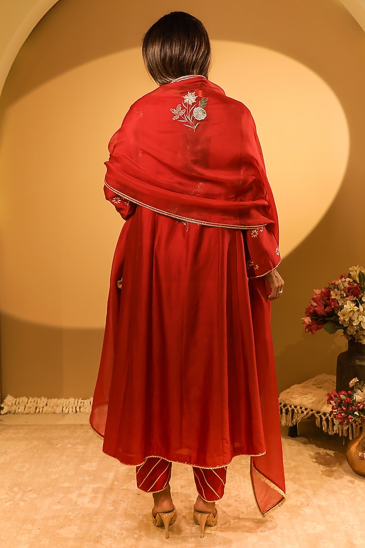 Red Chanderi Thread Embroidered Kurta Set by BO TREE at Pernia's Pop Up Shop