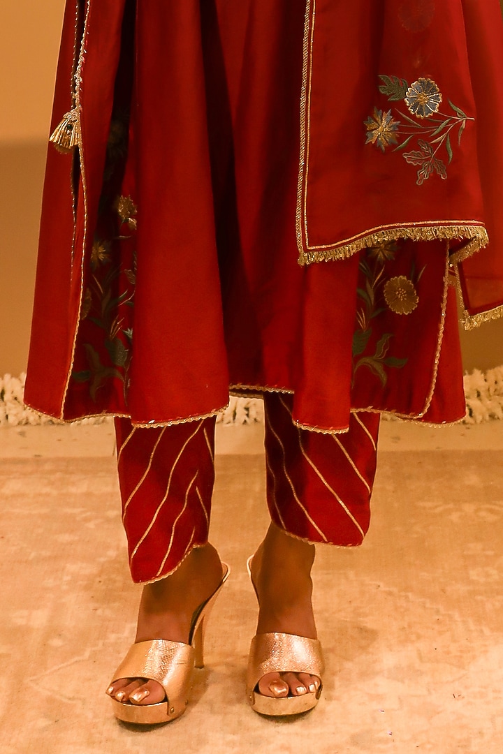 Red Chanderi Thread Embroidered Kurta Set by BO TREE at Pernia's Pop Up Shop