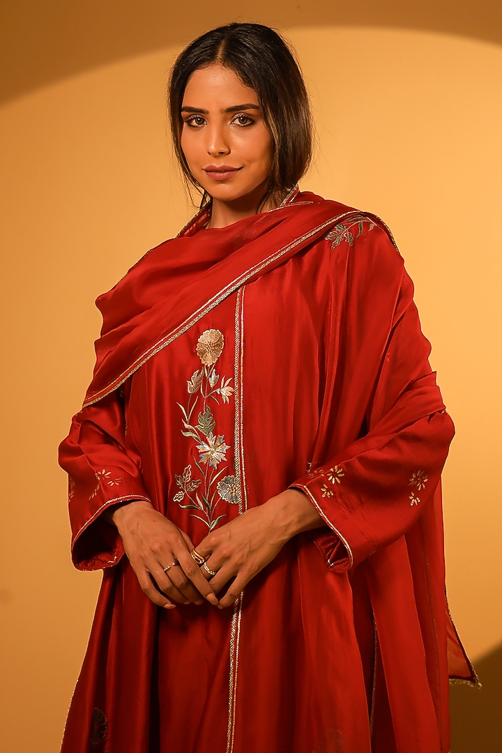 Red Chanderi Thread Embroidered Kurta Set by BO TREE at Pernia's Pop Up Shop