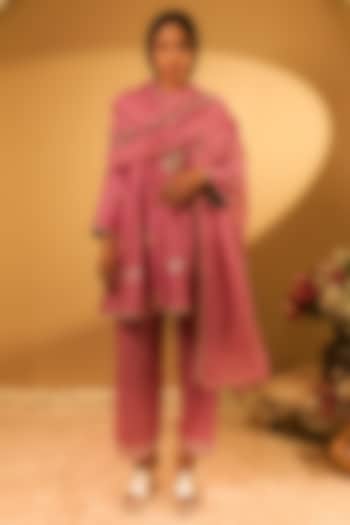 Pink Chanderi Thread Embroidered Kurta Set by BO TREE at Pernia's Pop Up Shop