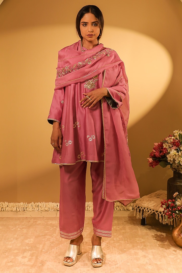 Pink Chanderi Thread Embroidered Kurta Set by BO TREE at Pernia's Pop Up Shop