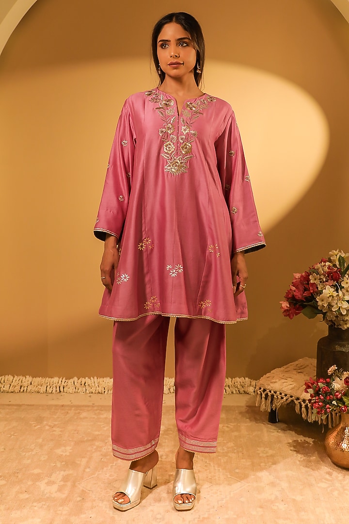 Pink Chanderi Thread Embroidered Kurta Set by BO TREE at Pernia's Pop Up Shop