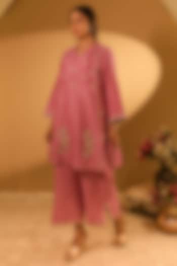 Pink Chanderi Thread Embroidered Kurta Set by BO TREE at Pernia's Pop Up Shop
