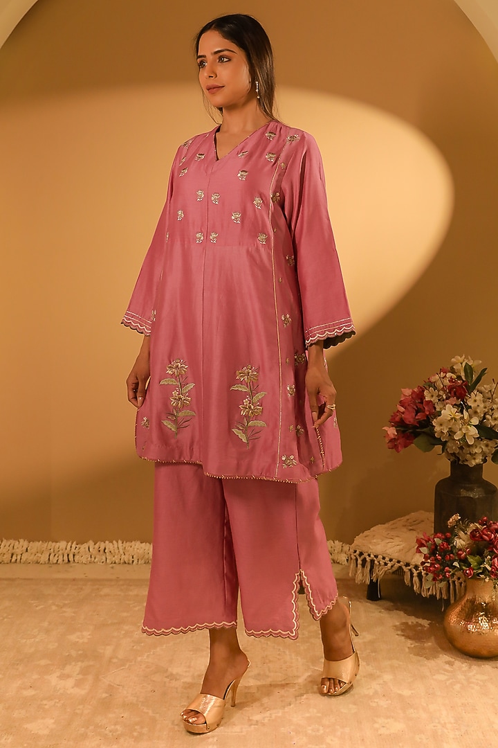 Pink Chanderi Thread Embroidered Kurta Set by BO TREE at Pernia's Pop Up Shop