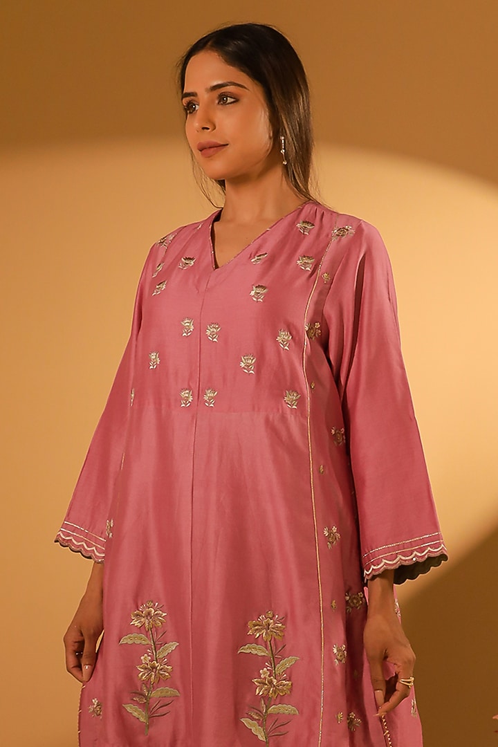 Pink Chanderi Thread Embroidered Kurta Set by BO TREE at Pernia's Pop Up Shop