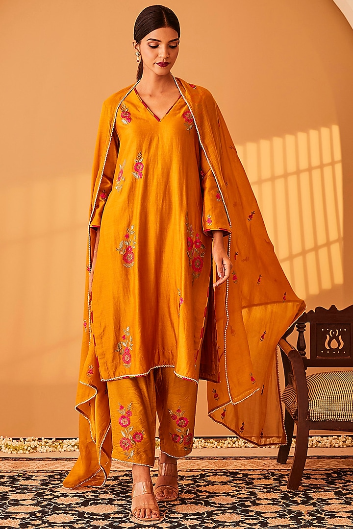 Yellow Chanderi Floral Embroidered Kurta Set by BO TREE at Pernia's Pop Up Shop