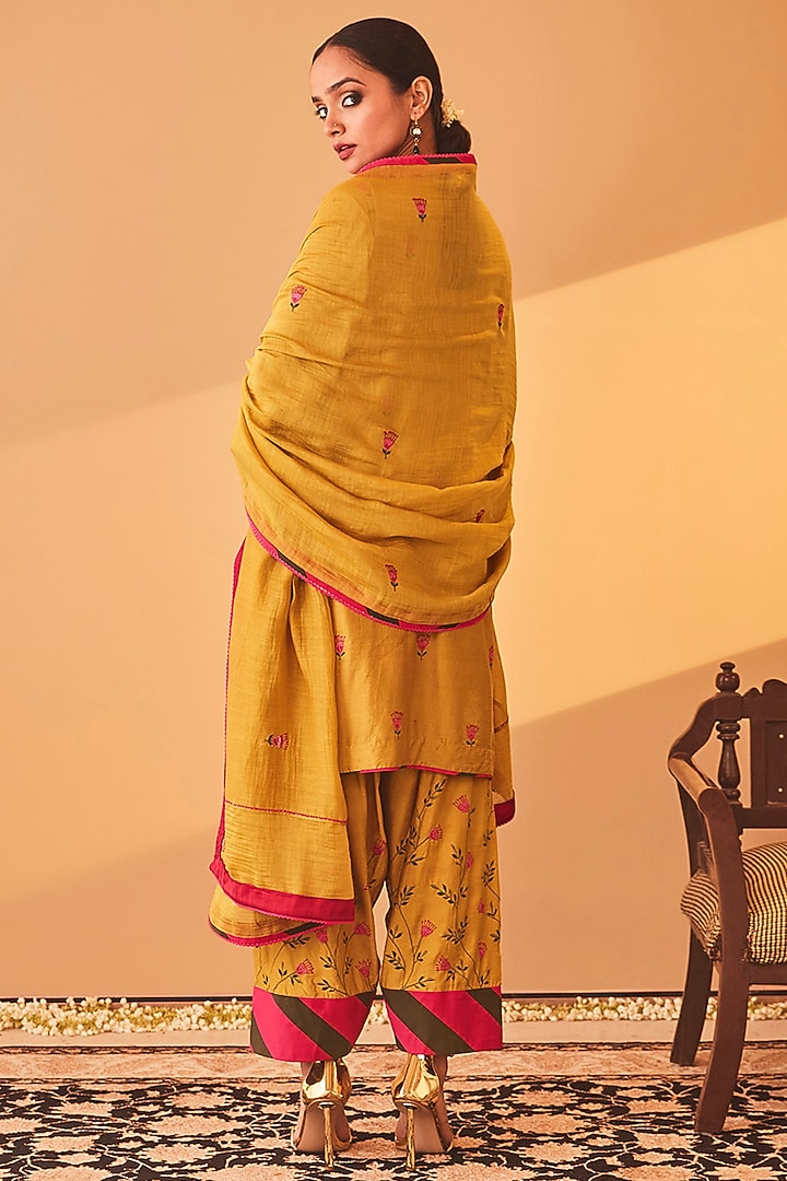 Light Green Chanderi Floral Embroidered Kurta Set by BO TREE at Pernia's Pop Up Shop